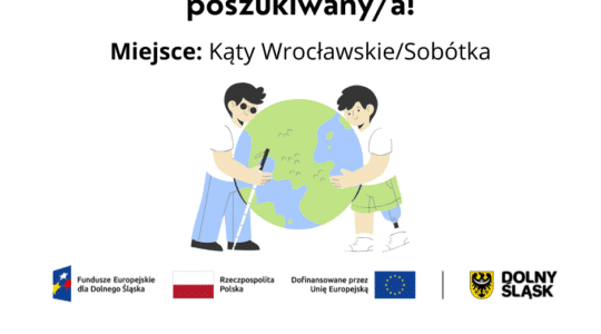 Grafika z rysunkiem dwóch osób z niepełnosprawnością - to młodzi mężczyźni, jeden z nich jest niewidomy, a drugi ma protezę nogi. Obejmują z dwóch stron kulę ziemską. Nad rysunkiem napis: "Asystent / asystentka osoby z niepełnosprawnością poszukiwany / a!; Miejsce: Kąty Wrocławskie / Sobótka". Na grafice są także logotypy: Fundacji Imago, Funduszy Europejskich dla Dolnego Śląska, Rzeczypospolitej Polskiej, Unii Europejskiej z napisem "Dofinansowane przez Unię Europejską", Dolnego Śląska.