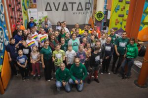 Zdjęcie grupowe zawodników igrzysk wspinaczkowych na Avattarze w Krakowie.