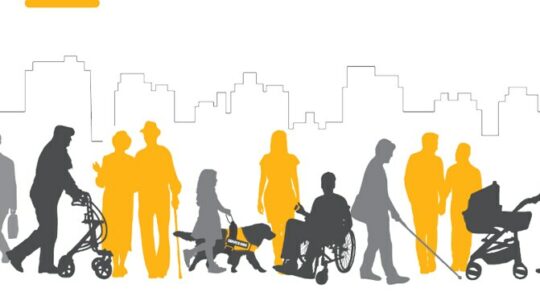 Grafika, na której widać sylwetki różnych osób - pełnosprawnych i z różnymi niepełnosprawnościami oraz starszych.