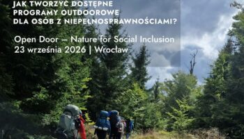 Plakat promujący konferencję. Na zdjęciu w tle grupa osób z dużymi plecakami wędruje leśną ścieżką wśród wysokich świerków. Nad lasem widoczne jest pochmurne niebo. W górnej części plakatu umieszczono napis: „Konferencja. Natura bez barier”. Poniżej znajduje się pytanie: „Jak tworzyć dostępne programy outdoorowe dla osób z niepełnosprawnościami?”. Niżej widnieje nazwa projektu: Open Door – Nejczer for Soszial Inklużyn oraz informacja o terminie i miejscu wydarzenia: „23 września 2026 | Wrocław”. W dolnej części plakatu znajdują się logotypy projektu Open Door, Unii Europejskiej z napisem „Co-faunded baj zi Juropien Junion” oraz Fundacji Imago.