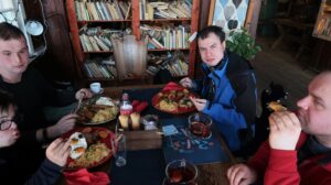 Na zdjęciu młode osby jedzą obiad w schronisku Jagodna