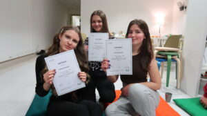 Na zdjęciu 3 dziewczyny trzymają w ręku certyfikaty ukończenia szkolenia