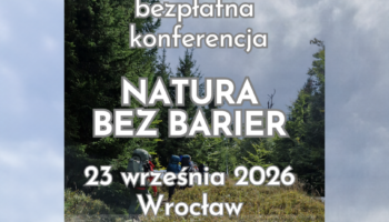 Grafika promująca bezpłatną konferencję „Natura bez barier”. W centrum znajduje się fotografia przedstawiająca grupę osób z plecakami podczas wędrówki leśnym szlakiem. W tle widoczne są wysokie drzewa, górska roślinność oraz zachmurzone niebo. Na grafice, dużymi białymi literami z szarym obrysem, umieszczono napisy: „bezpłatna konferencja”, „NATURA BEZ BARIER”, „23 września 2026” oraz „Wrocław”. Na dole umieszczono logotypy projektu Open Door, Unii Europejskiej z informacją o współfinansowaniu oraz Fundacji Imago.
