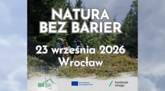 Grafika promująca bezpłatną konferencję „Natura bez barier”. W centrum znajduje się fotografia przedstawiająca grupę osób z plecakami podczas wędrówki leśnym szlakiem. W tle widoczne są wysokie drzewa, górska roślinność oraz zachmurzone niebo. Na grafice, dużymi białymi literami z szarym obrysem, umieszczono napisy: „bezpłatna konferencja”, „NATURA BEZ BARIER”, „23 września 2026” oraz „Wrocław”. Na dole umieszczono logotypy projektu Open Door, Unii Europejskiej z informacją o współfinansowaniu oraz Fundacji Imago.