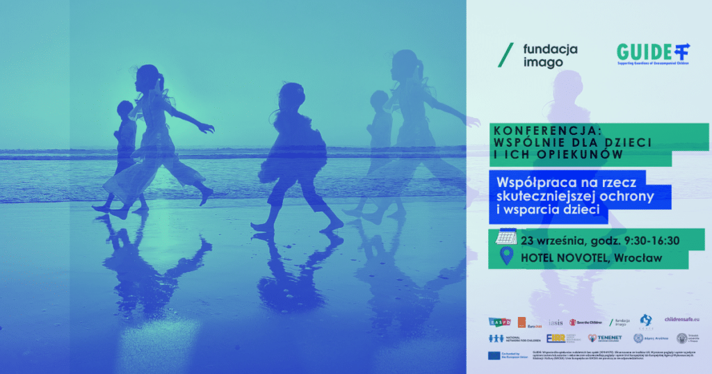 Grafika promująca konferencję „Wspólnie dla dzieci i ich opiekunów”, organizowaną przez Fundację Imago w ramach projektu Gajd. Po lewej stronie widoczna jest niebiesko-turkusowa fotografia dzieci bawiących się na plaży, z odbiciami sylwetek w wodzie. Po prawej stronie znajdują się informacje o wydarzeniu: „Współpraca na rzecz skuteczniejszej ochrony i wsparcia dzieci”, 23 września, godz. 9:30–16:30, Hotel Novotel we Wrocławiu. Na dole umieszczono logotypy organizatorów, partnerów i instytucji współfinansujących. 