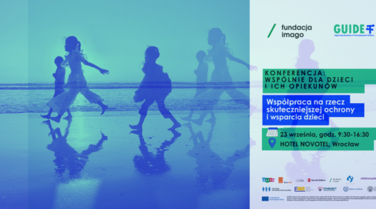 Grafika promująca konferencję „Wspólnie dla dzieci i ich opiekunów”, organizowaną przez Fundację Imago w ramach projektu Gajd. Po lewej stronie widoczna jest niebiesko-turkusowa fotografia dzieci bawiących się na plaży, z odbiciami sylwetek w wodzie. Po prawej stronie znajdują się informacje o wydarzeniu: „Współpraca na rzecz skuteczniejszej ochrony i wsparcia dzieci”, 23 września, godz. 9:30–16:30, Hotel Novotel we Wrocławiu. Na dole umieszczono logotypy organizatorów, partnerów i instytucji współfinansujących.