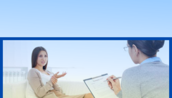 Zdjęcie przedstawiające kobietę podczas rozmowy z psychologiem – kobieta siedzi na kanapie i gestykuluje, wyjaśniając swoją sytuację, a specjalistka siedząca naprzeciwko robi notatki. Scena sugeruje spotkanie konsultacyjne i udzielanie wsparcia psychologicznego.