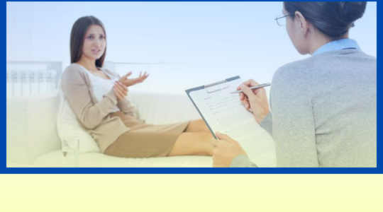 Zdjęcie przedstawiające kobietę podczas rozmowy z psychologiem – kobieta siedzi na kanapie i gestykuluje, wyjaśniając swoją sytuację, a specjalistka siedząca naprzeciwko robi notatki. Scena sugeruje spotkanie konsultacyjne i udzielanie wsparcia psychologicznego.