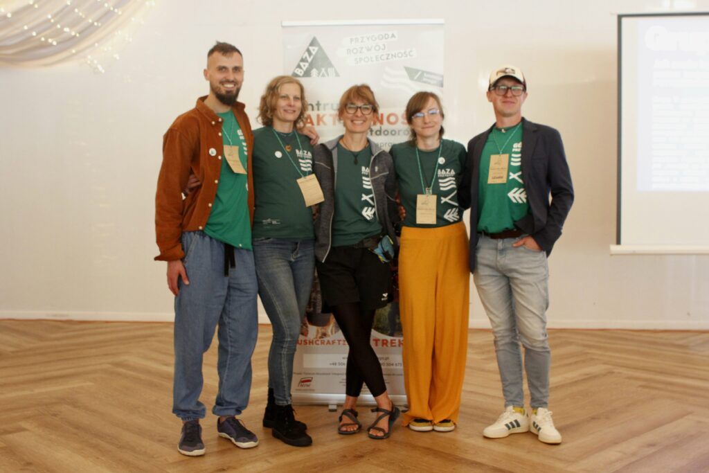 Organizatorzy konferencji "Natura bez Barier" pozują do zdjęcia w sali konferencyjnej. Na zdjęciu: Agata Włodarczyk, Wojciech Walkarz, Magda Stempska, Magda Kowalska, Michał Lemański. Wszyscy z Fundacji Imago.