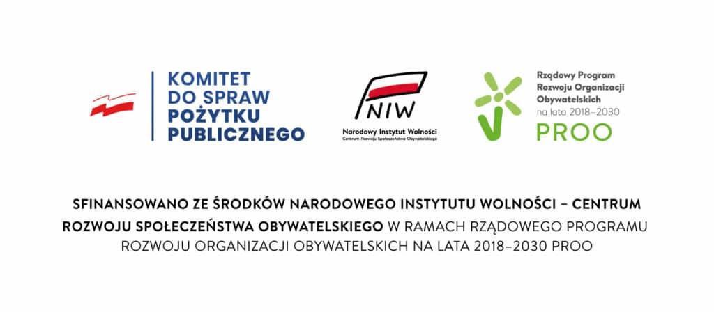 Tabliczka z logotypami projektowymi: Komitetu do spraw Pożytku Publicznego, Narodowego Instytutu Wolności, Programu bezpośredniego wsparcia rozwoju polskich organizacji obywatelskich. Poniżej napis: "Sfinansowano ze środków Narodowego Instytutu Wolności - Centrum Rozwoju Społeczeństwa Obywatelskiego w ramach Rządowego Programu Rozwoju Organizacji Obywatelskich na Lata 2018-230 PROO".