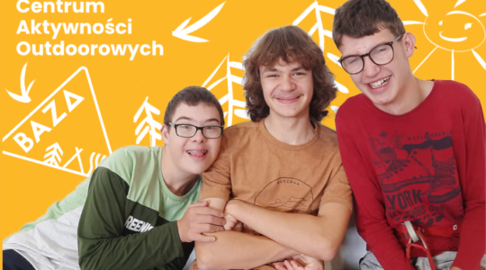 Grafika na żółtym tle ze zdjęciem trzech chłopaków - wolontariusza i uczestników jednej z wypraw organizowanych przez BAZĘ / Fundację Imago. Na grafice jest także napis: Zostań wolontariuszem! Centrum Aktywnościa Autdorowych BAZA.