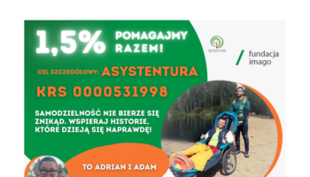 Grafika ze zdjęciami. Na jednym z nich są Adrian i Adam w czasie wyprawy, Adrian siedzi w wózku aktywnym, dostosowanych do transportu osób z niepełnosprawnościami w czasie wyjazdów w na przykład w góry. Na drugim zdjęciu jest uśmiechnięty Adrian. Grafika zawiera teksty: 1,5% pomagajmy razem, cel szczegółowy: asystentura, KRS 0000531998, samodzielność nie bierze się znikąd. Wspieraj historie, które dzieją się naprawdę! To Adrian i Adam.