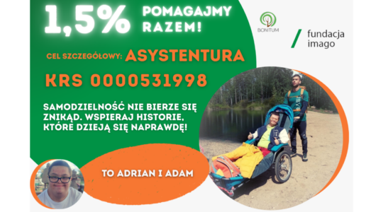 Grafika ze zdjęciami. Na jednym z nich są Adrian i Adam w czasie wyprawy, Adrian siedzi w wózku aktywnym, dostosowanych do transportu osób z niepełnosprawnościami w czasie wyjazdów w na przykład w góry. Na drugim zdjęciu jest uśmiechnięty Adrian. Grafika zawiera teksty: 1,5% pomagajmy razem, cel szczegółowy: asystentura, KRS 0000531998, samodzielność nie bierze się znikąd. Wspieraj historie, które dzieją się naprawdę! To Adrian i Adam.