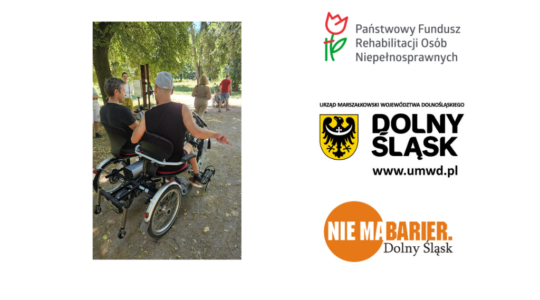 Dwie osoby siedzą obok siebie na rowerze typu tandem. Zdjęcie wykonane w parku. Obok zdjęcia – logotypy projektowe: Urzędu Marszałkowskiego Województwa Dolnośląskiego, Państwowego Funduszu Rehabilitacji Osób Niepełnosprawnych oraz "Nie ma Barier Dolny Śląsk.