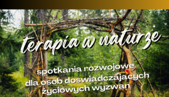 Grafika ze zdjęciem zielonego lasu i napisem: "Terapia w naturze, spotkania rozwojowe dla osób doświadczających życiowych wyzwań".