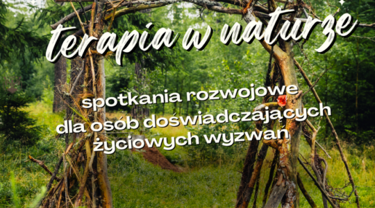 Grafika ze zdjęciem zielonego lasu i napisem: "Terapia w naturze, spotkania rozwojowe dla osób doświadczających życiowych wyzwań".
