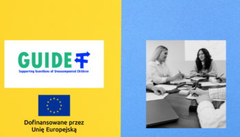 Grafika na niebiesko-żółtym tle. Zdjęcie przedstawiające grupę kobiet podczas spotkania przy stole konferencyjnym – jedna z nich pisze coś w notatniku, inna gestykuluje, a pozostałe słuchają. Scena sugeruje warsztat, szkolenie lub grupowe spotkanie edukacyjne w ramach wsparcia opiekunów. Obok grafiki widnieje logotyp projektu Gajdoraz flaga Unii Europejskiej z informacją „Dofinansowane przez Unię Europejską”.
