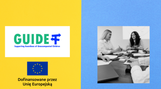 Grafika na niebiesko-żółtym tle. Zdjęcie przedstawiające grupę kobiet podczas spotkania przy stole konferencyjnym – jedna z nich pisze coś w notatniku, inna gestykuluje, a pozostałe słuchają. Scena sugeruje warsztat, szkolenie lub grupowe spotkanie edukacyjne w ramach wsparcia opiekunów. Obok grafiki widnieje logotyp projektu Gajdoraz flaga Unii Europejskiej z informacją „Dofinansowane przez Unię Europejską”.