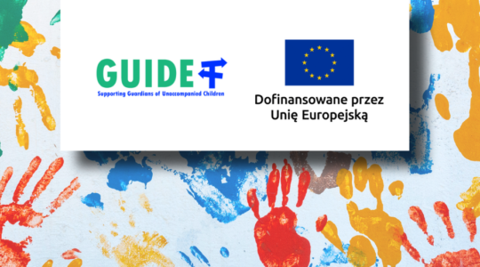 Grafika z logotypami projektu Gajd i Unii Europejskiej (z dopiskiem "Dofinansowane przez Unię Europejską") na tle obrazka z odciśniętymi dłońmi w różnych kolorach.
