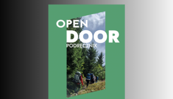 Fragment okładki podręcznika Ołpen Door na zielonym tle.