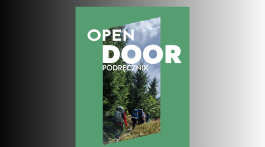 Fragment okładki podręcznika Ołpen Door na zielonym tle.