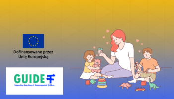 Grafika na żółto-niebieskim tle z rysunkiem młodej uśmiechniętej kobiety bawiącej się klockami z dwójką dzieci - chłopcem i dziewczynką. Cała trójka siedzi na dywanie. Obok logotypy projektu Gajd i Unii Europejskiej z napisem "Dofinansowane przez Unię Europejską".