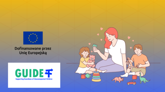 Grafika na żółto-niebieskim tle z rysunkiem młodej uśmiechniętej kobiety bawiącej się klockami z dwójką dzieci - chłopcem i dziewczynką. Cała trójka siedzi na dywanie. Obok logotypy projektu Gajd i Unii Europejskiej z napisem "Dofinansowane przez Unię Europejską".