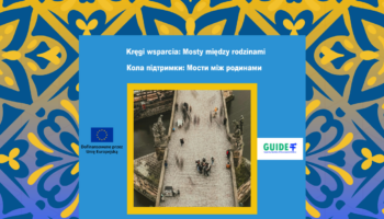 Grafika promująca projekt GUIDE. Na środku zdjęcie przedstawiające widok z lotu ptaka charakterystyczny kamienny most z rzeźbami, po którym spacerują ludzie. Most łączy brzegi rzeki, a scena symbolizuje połączenie i mosty między ludźmi. Zdjęcie otoczone jest żółtą ramką. Na górze grafiki widnieje hasło w języku polskim i ukraińskim: „Kręgi wsparcia: Mosty między rodzinami”. W lewym dolnym rogu znajduje się flaga Unii Europejskiej z informacją „Dofinansowane przez Unię Europejską”, a w prawym dolnym rogu – logo projektu GUIDE.