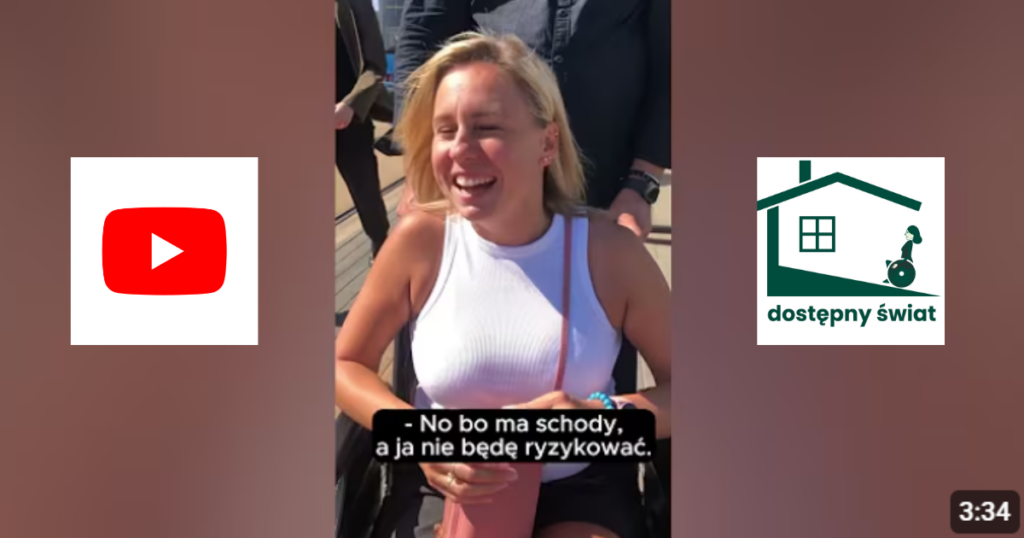 Grafika z ikonką YouTuba i logotypem projektu "Dostępny Świat" oraz kadrem z wideo z YouTuba, na którym widać roześmianą blondynkę siedzącą na wózku dla osoby z niepełnosprawnością, w tle przestrzeń miejska i przechodzący ludzie. U dołu napis: "No bo ma schody, a ja nie będę ryzykować".