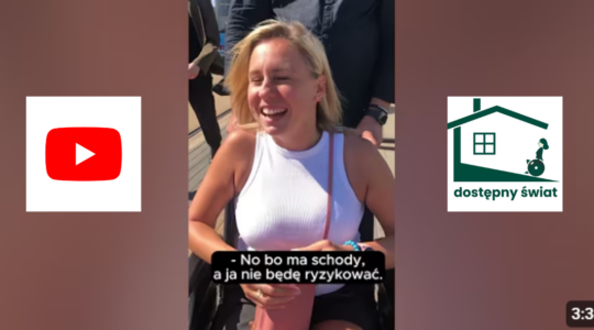 Grafika z ikonką YouTuba i logotypem projektu "Dostępny Świat" oraz kadrem z wideo z YouTuba, na którym widać roześmianą blondynkę siedzącą na wózku dla osoby z niepełnosprawnością, w tle przestrzeń miejska i przechodzący ludzie. U dołu napis: "No bo ma schody, a ja nie będę ryzykować".