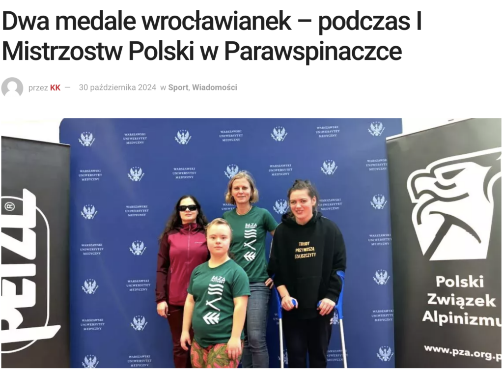 Skrinszot z artykułu z tytułem "Dwa medale wrocławianek - podczas I Mistrzostw Polski w Parawspinaczce". Na tle "ścianki" do zdjęć i rolapów pozują trzy zawodniczki Fundacji Imago i ich trenerka.