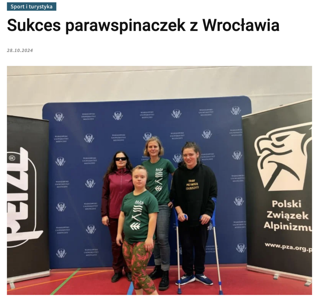 Skrinszot z artykułu z tytułem "Sukces parawspinaczek z Wrocławia". Na tle "ścianki" do zdjęć i rolapów pozują trzy zawodniczki Fundacji Imago i ich trenerka.