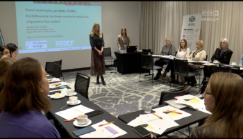 Skrinszot ze strony Faktów TVP3 Wrocław (logotyp telewizyjny jest widoczny w prawym górnym rogu). Na zdjęciu widać salę szkoleniową, przy ustawionych w podkowę stolikach siedzą uczestnicy spotkania, prze nimi rozłożone są notatki, materiały do ćwiczeń. Pośrodku sali stoją Magda Mielczarek i Mariia Pavlova z Fundacji Imago. Za ich plecami widać duży ekran z prezentacją.