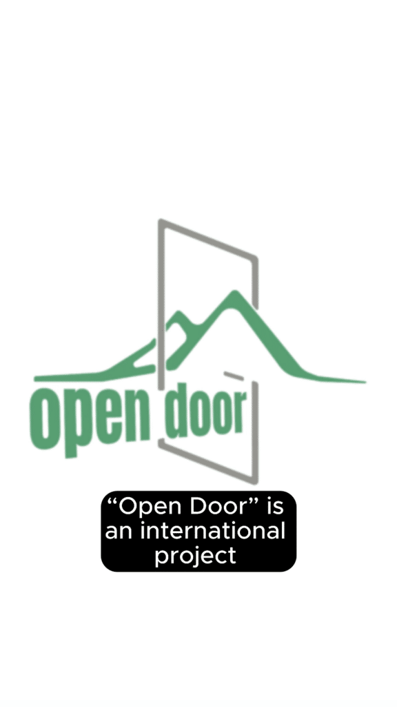 Kadr z wideo poświęconego projektowi ołpen dor. Widać na nim logotyp projektu, poniżej jest napis w języku angielskim, informujący o tym, że ołpen dor to projekt międzynarodowy.