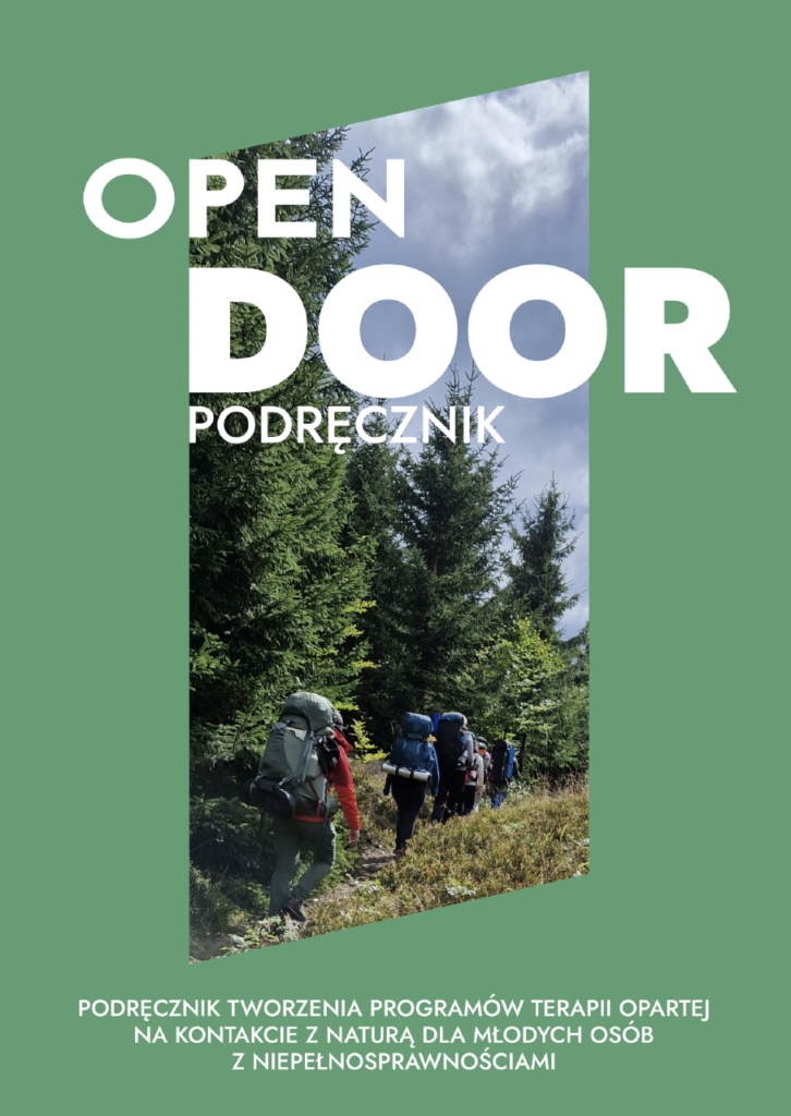 Okładka w kolorze zielonym z białymi napisami i zdjęciem osób uczestniczących w pieszej wycieczce przez las. Napisy: Opłpen Door Podręcznik; Podręcznik tworzenia programów terapii opartej na kontakcie z naturą dla młodzych osób z niepełnosprawnościami.