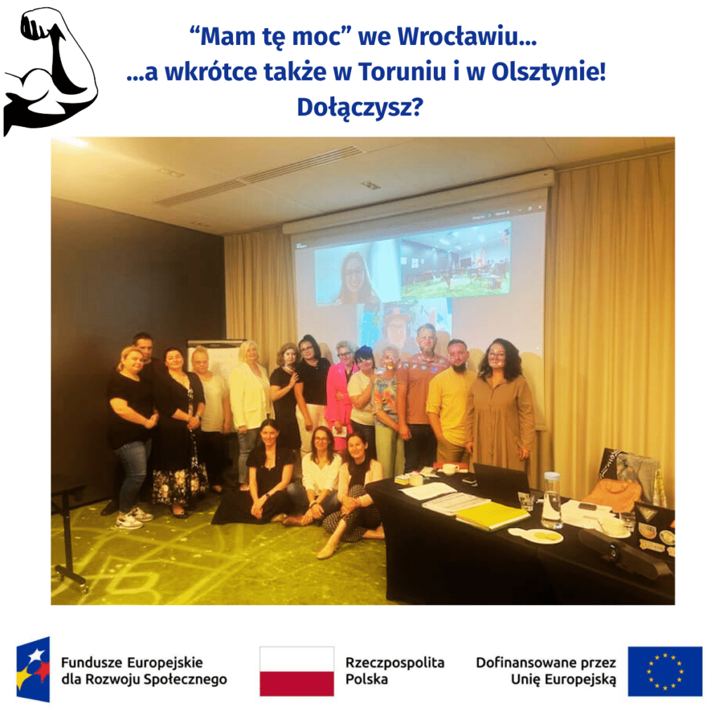 Grafika ze zdjęciem uśmiechniętych uczestników, uczestniczek i trenerek w projekcie Mam tę moc. Zdjęcie wykonane w sali szkoleniowej, w czasie zjazdu grupy roboczej projektu. Kilkanaście osób pozuje do zdjęcia, a w tle jest ekran, na którym wyświetlają się jeszcze dwie osoby, łączące się onlajn. Nad zdjęciem napis: "Mam tę moc we Wrocławiu... a wkrótce także w Toruniu i w Olsztynie! Dołączysz?". Poniżej logotypy projektowe: Funduszy Europejskich dla Rozwoju Społecznego, Rzeczypospolitej Polskiej i Unii Europejskiej z dopiskiem "Dofinansowane przez Unię Europejską".