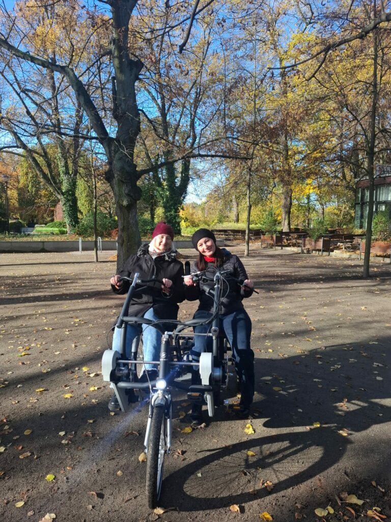 Dwie uśmiechnięte osoby na rowerze - tandemie Fan tu goł, jedną z nich jest Basia Górka z Fundacji Imago.