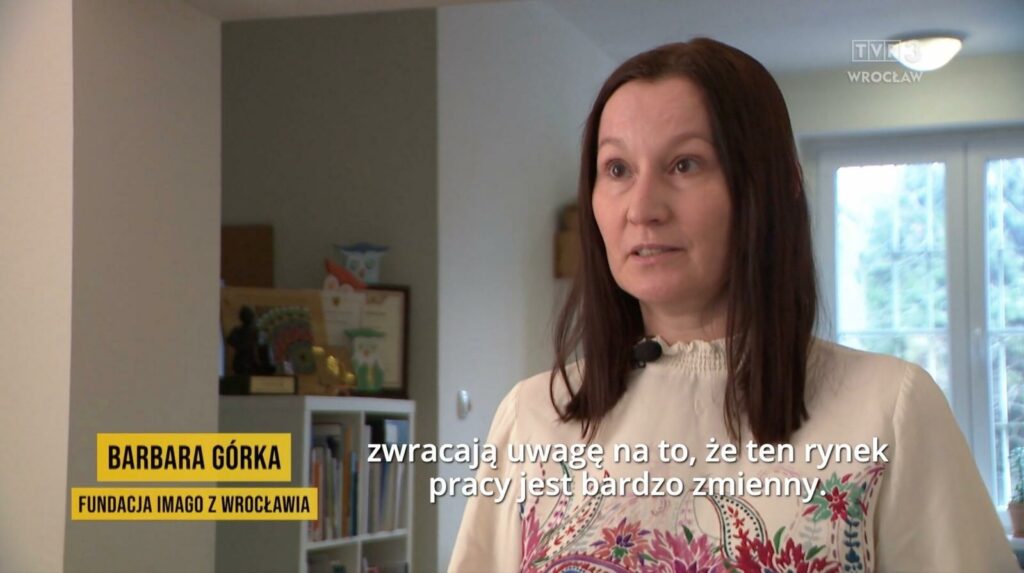 Kadr z programu "Magazyn Dolnośląski". Barbara Górka w trakcie wywiadu. Na ekranie widać także logotyp TVP3 Wrocław, napis "Barbara Górka, Fundacja Imago z Wrocławia" oraz napis nawiązujący do wypowiedzi Basi.