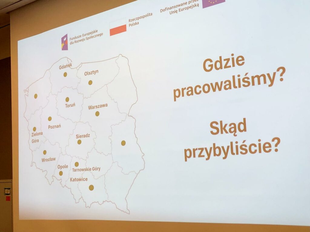 Zdjęcie ekranu z prezentacją. Na nim mapa Polski z zaznaczonymi województwami, z których pochodzą uczestnicy konferencji.