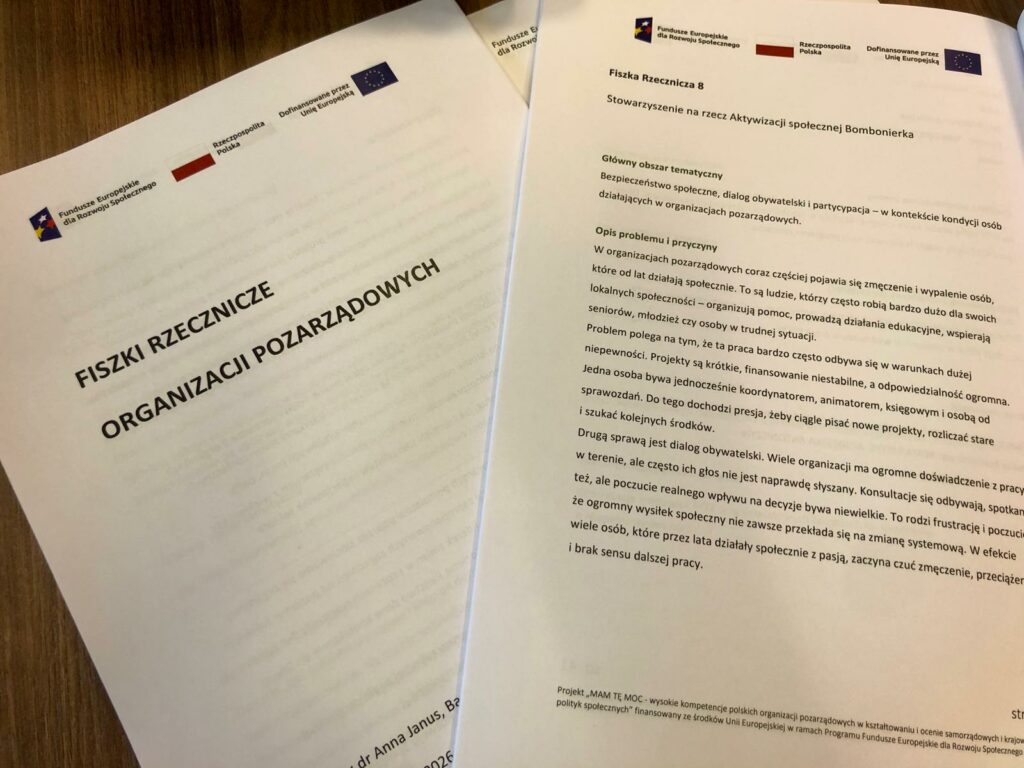 Zdjęcie rozłożonych na stole dokumentów - fiszek rzeczniczych.