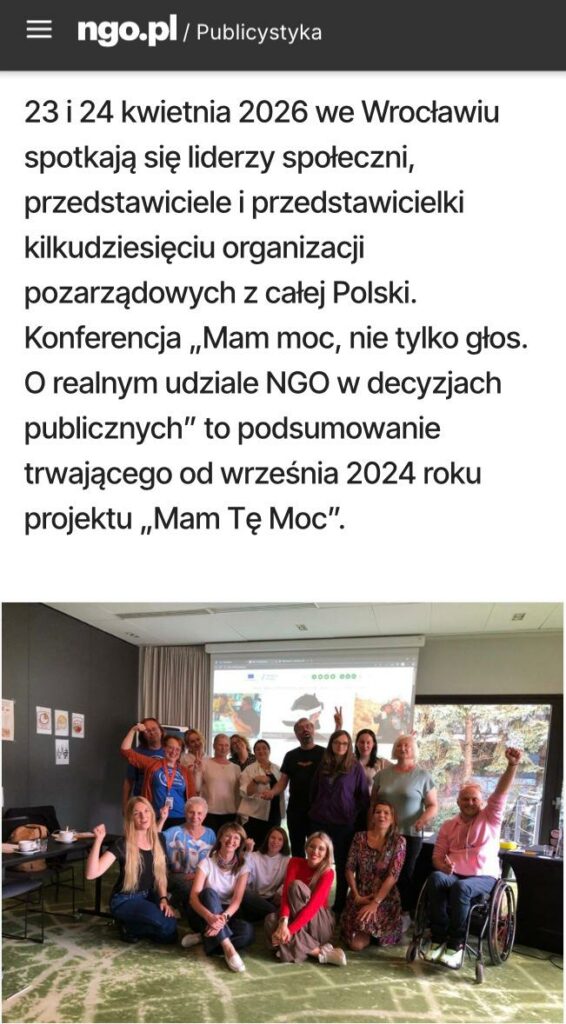 Skrin z artykułu na portalu NGO.pl ze zdjęciem grupy uczestników projektu "Mam tę moc", pozujących do zdjęcia, uśmiechających się do kamery i podnoszących ręce do góry. Powyżej tekst: "23 i 24 kwietnia 2026 we Wrocławiu spotkają się liderzy społeczni, przedstawiciele i przedstawicielki kilkudziesięciu organizacji pozarządowych z całej Polski. Konferencja „Mam moc, nie tylko głos. O realnym udziale NGO w decyzjach publicznych” to podsumowanie trwającego od września 2024 roku projektu Mam Tę Moc”.