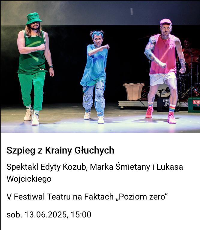 Trzy osoby (dwóch mężczyzn i kobieta) w kolorowych ubraniach na scenie, w trakcie, to aktorzy
spektaklu. Tekst pod zdjęciem: "Szpieg z Krainy Głuchych. Spektakl Edyty Kozub, Marka
Śmietany i Lukasa Wojcickiego. V Festiwal Teatru na Faktach „Poziom zero”
sob. 13.06.2025, 15:00".