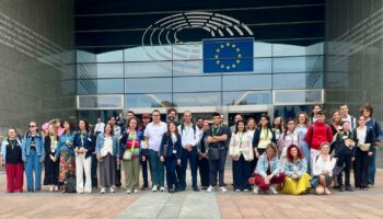 Kilkadziesiąt osób pozuje do zdjęcia naprzeciwko budynku Parlamentu Europejskiego w Brukseli. To uczestnicy, koordynatorzy i wolontariusze projektu Points of konekszyn. Wśród nich jest grupa z Polski.
