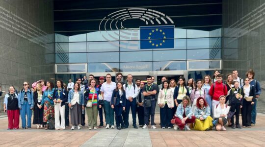 Kilkadziesiąt osób pozuje do zdjęcia naprzeciwko budynku Parlamentu Europejskiego w Brukseli. To uczestnicy, koordynatorzy i wolontariusze projektu Points of konekszyn. Wśród nich jest grupa z Polski.