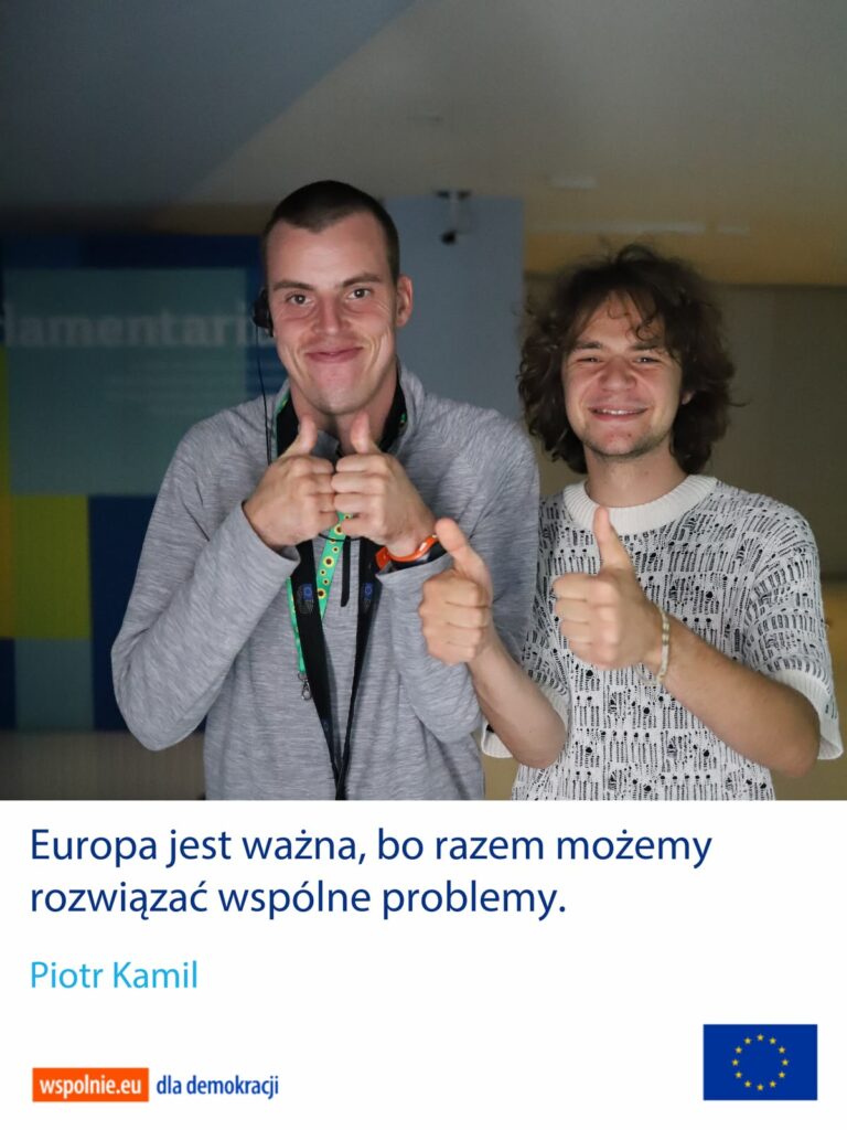 Zdjęcie uczestnik i wolontariusza projektu "Points of konekszyn" z podpisem: "Europa jest ważna, bo możemy rozwiązać wspólne problemy".