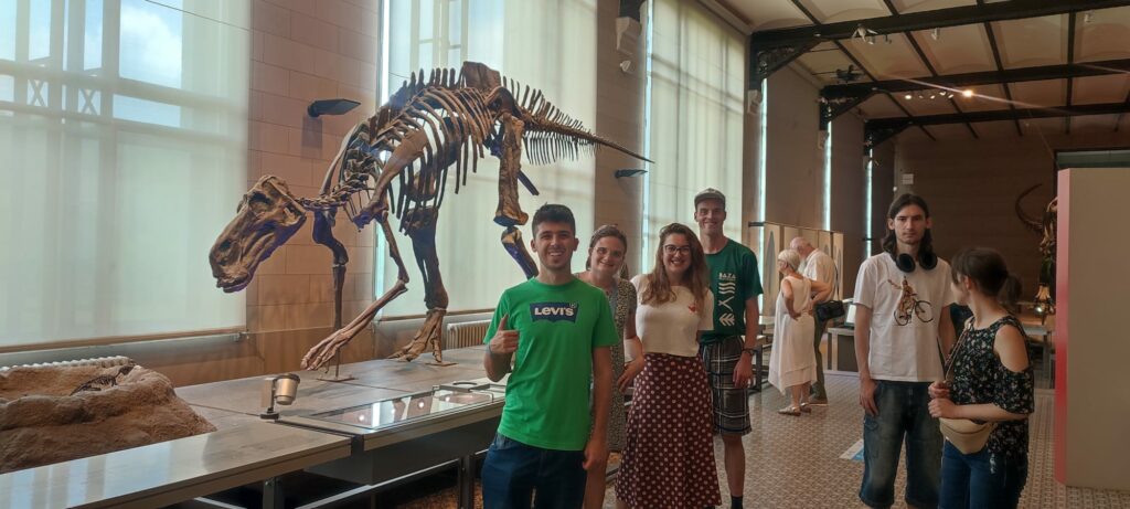 Grupa reprezentująca Polskę w projekcie Points of konekszyn sfotografowana w Muzeum Historii Naturalnej w Brukseli. Pozują do zdjęcia przy szkielecie dinozaura.