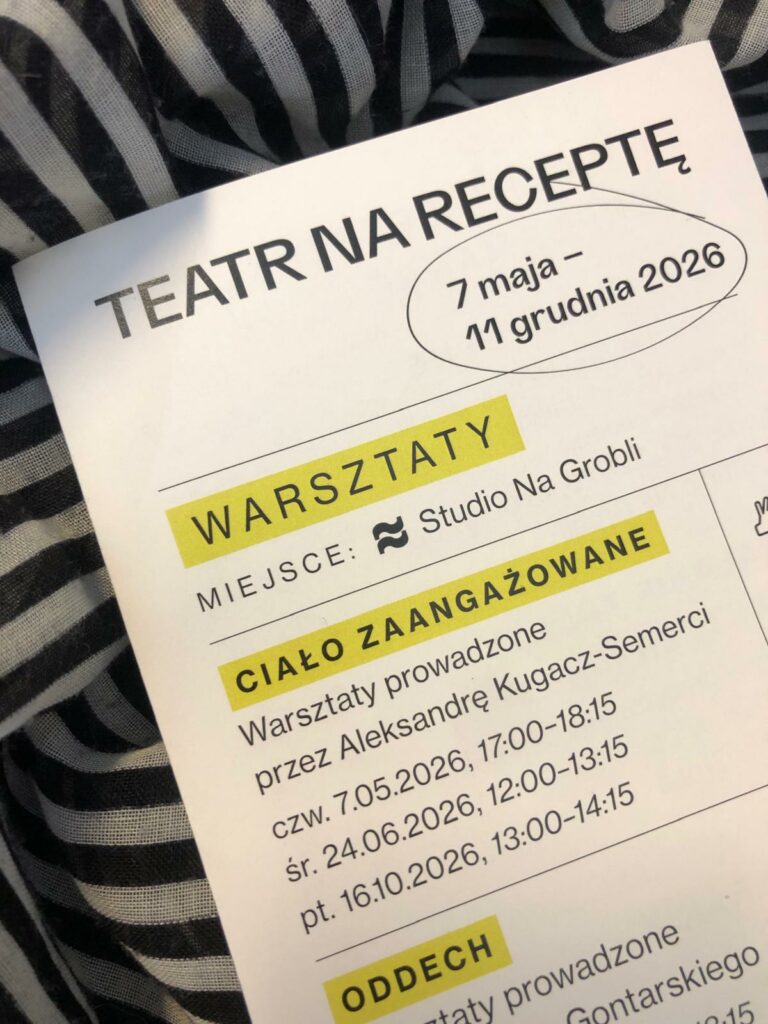 Fragment ulotki "Teatru na Receptę" sfotografowanej na biało-czarnym tle.
