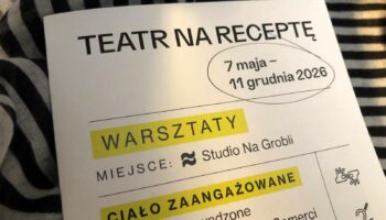 Fragment ulotki "Teatru na Receptę" sfotografowanej na biało-czarnym tle.
