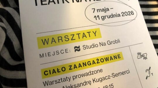 Fragment ulotki "Teatru na Receptę" sfotografowanej na biało-czarnym tle.