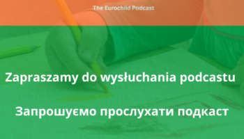 Grafika na pomarańczowym i zielonym tle, z półprzezroczystym zdjęciem dziewczynki rysującej domek na kartce. Na grafice także logotyp podcastu Euroczajld, z napisem "ze euroczajld podkast", poniżej tytuł: "Zapraszamy do wysłuchania podkastu". Tytuł zapisany jest w języku polskim i ukraińskim. Na grafice są także logotypy Gajd i Unii Europejskiej.